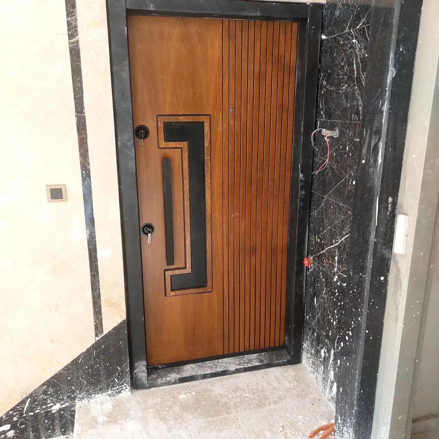 درب ضد سرقت مدرن با قاب مشکی و طرح هندسی مدل آتریوم کد 30401 — تصویر ۲