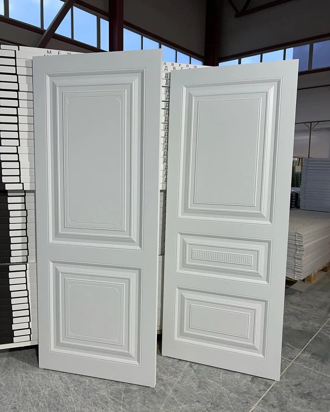 درب MDF کلاسیک سفید با طرح برجسته و قابکاری ظریف کد 30295 — تصویر ۲