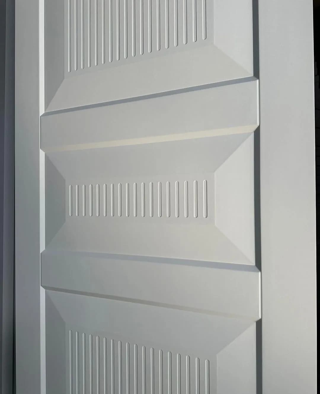 درب اتاقی MDF سفید طرح سه‌قاب با ابزار شیار عمودی کد 30261 — تصویر ۴