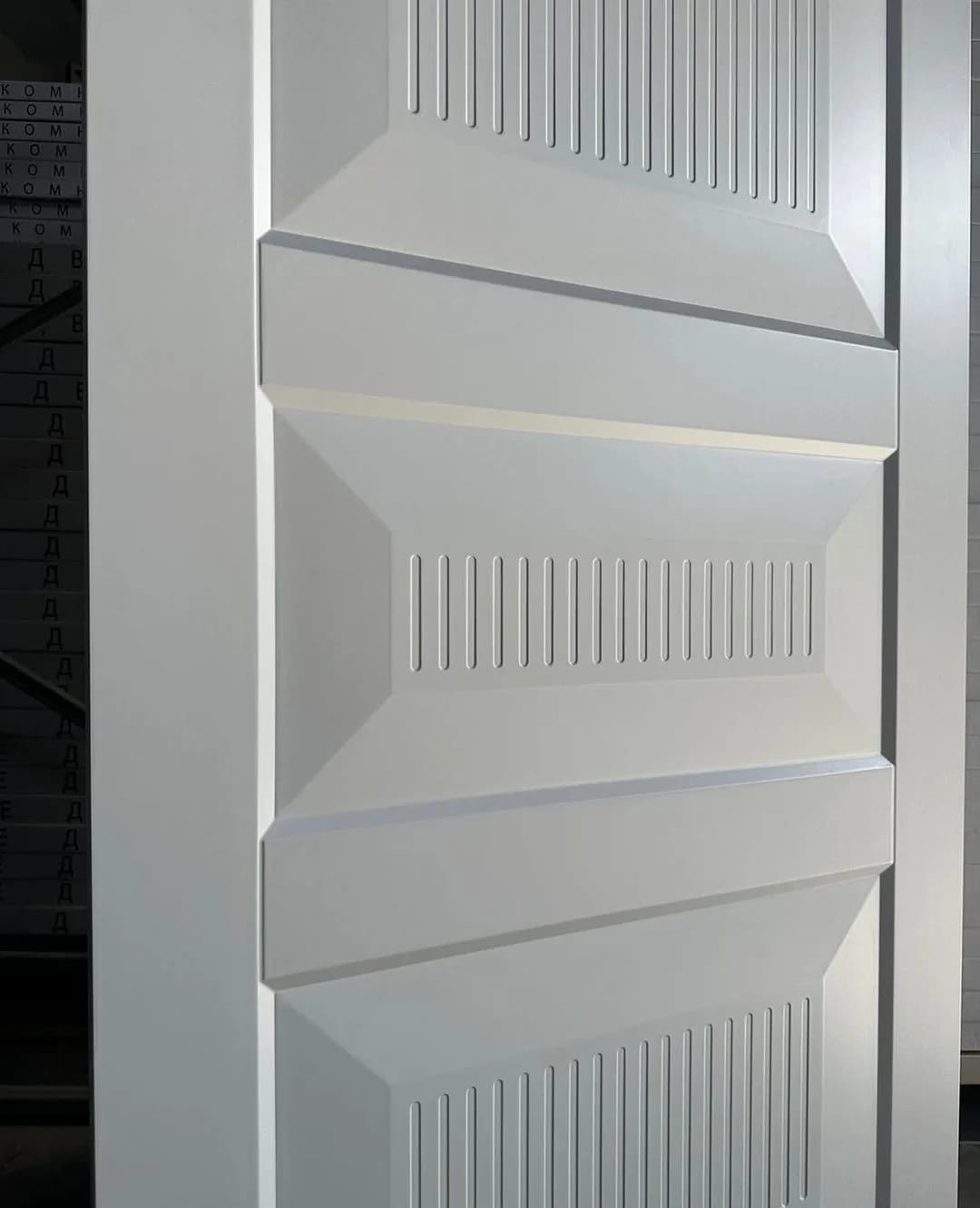 درب اتاقی MDF سفید طرح سه‌قاب با ابزار شیار عمودی کد 30261 — تصویر ۵