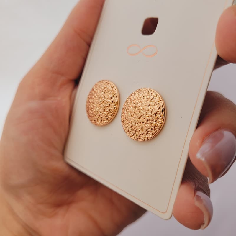 گوشواره میخی طلایی — تصویر ۴