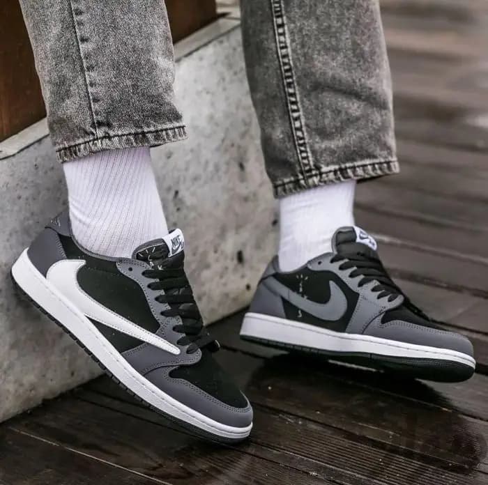 جردن وان تراویس اسکات طوسیTravis Scott x Air Jordan 1 Low — تصویر ۳
