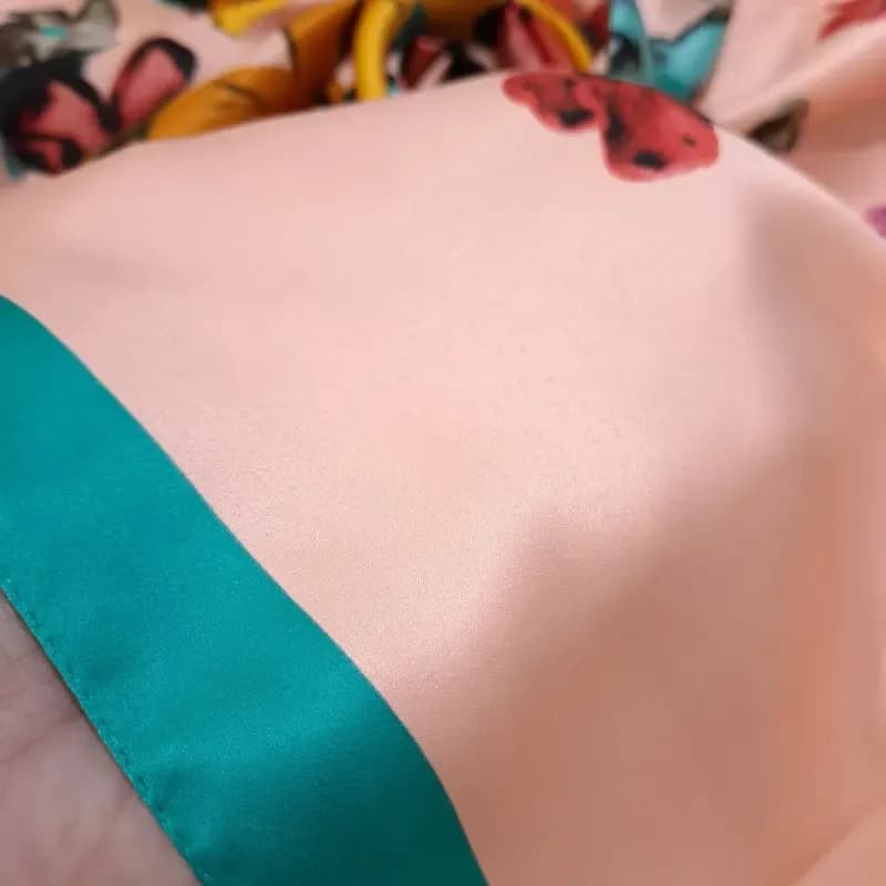 مینی اسکارف ابریشم طرح گلهای بهاری رنگ آبی ابعاد 76 در 76 سانتی متر — تصویر ۶