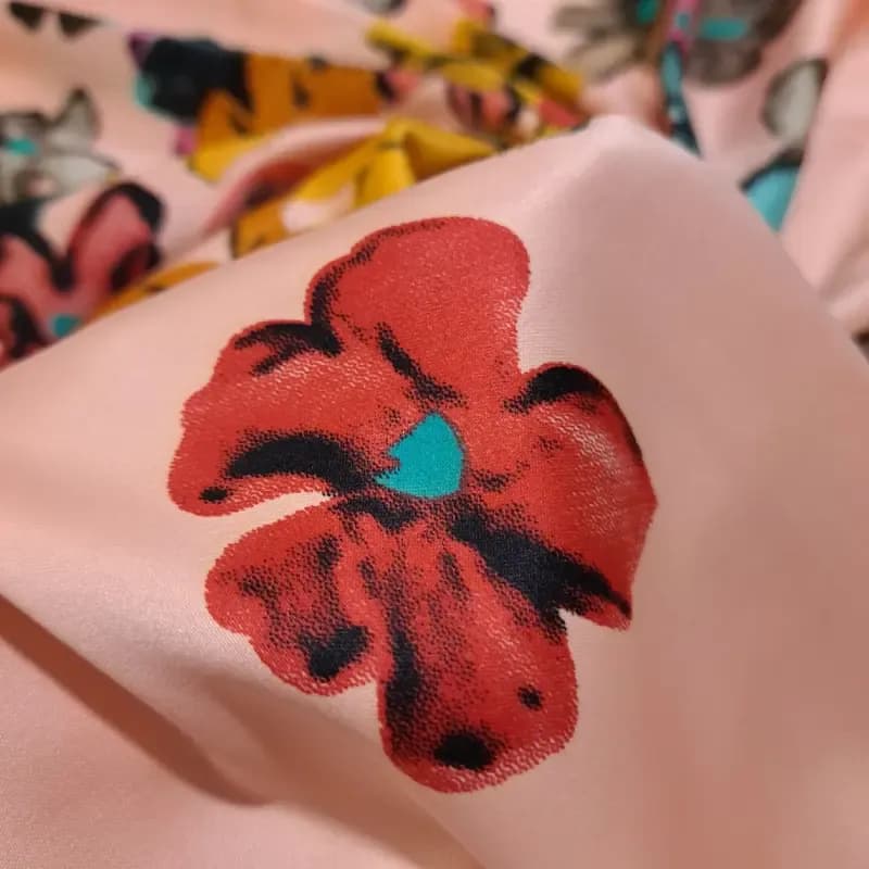 مینی اسکارف ابریشم طرح گلهای بهاری رنگ آبی ابعاد 76 در 76 سانتی متر — تصویر ۷