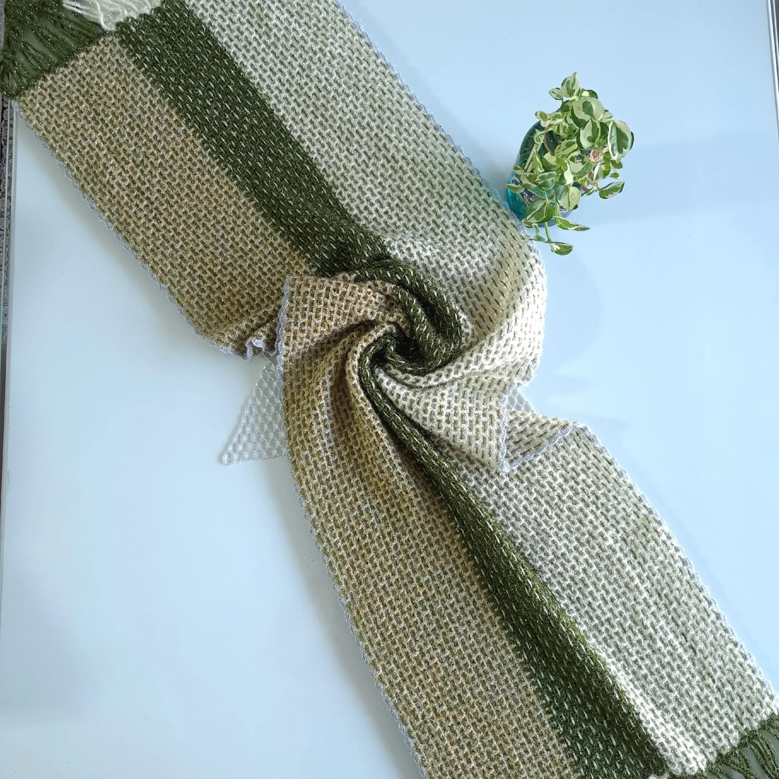 شال بافتنی دستبافت لمه دار سبز کرم ابعاد 160×39 — تصویر ۵