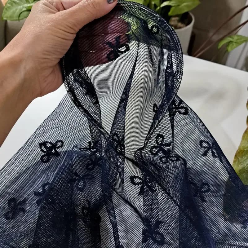 مینی اسکارف تل دار توری پاپیونی مشکی ابعاد 90 در 62 مناسب تابستان و بهار — تصویر ۴