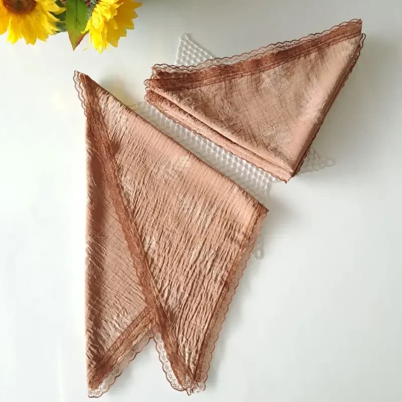 مینی اسکارف سه گوش نخی طرح کاج ابعاد 120 در 80 رنگ نسکافه ای مشکی طوسی سفید — تصویر ۲