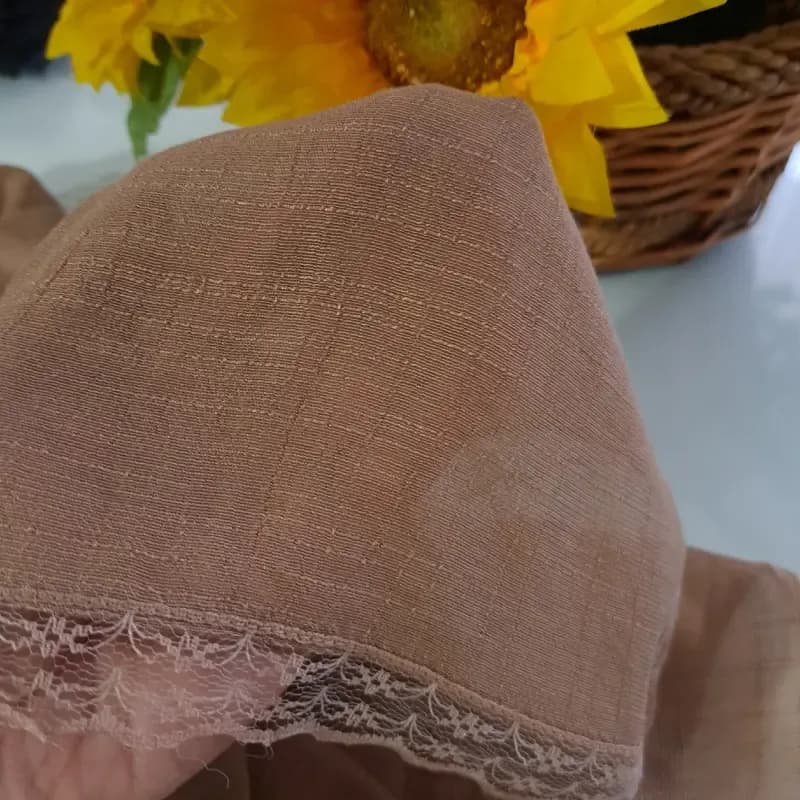 شال زنانه نخ بهاره دور گیپور نسکافه ای ابعاد 170 در 53 سانتیمتر — تصویر ۲