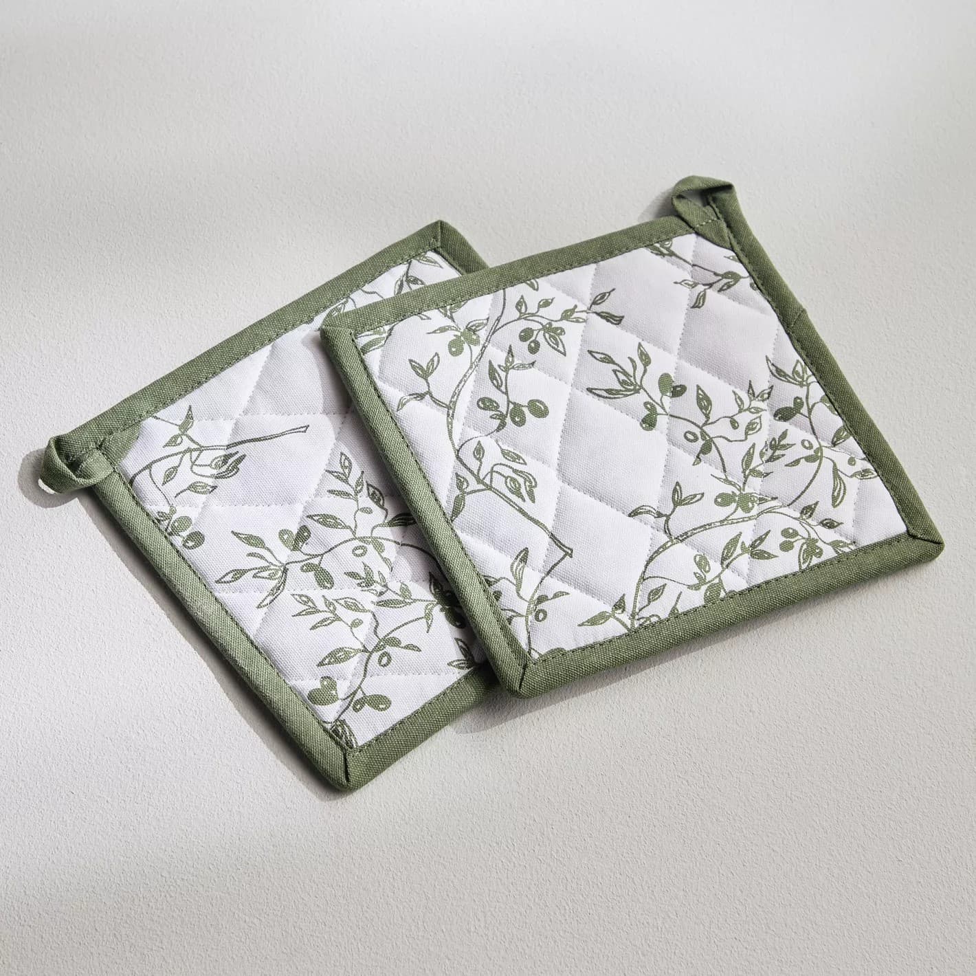 دستگیره آشپزخانه هوم سنتر، مدل Laurel Olivia Pot Holder – Set of 2 ، سبز/سفید/زیتون، 20×20 سانتی متر، 2 عددی — تصویر ۲