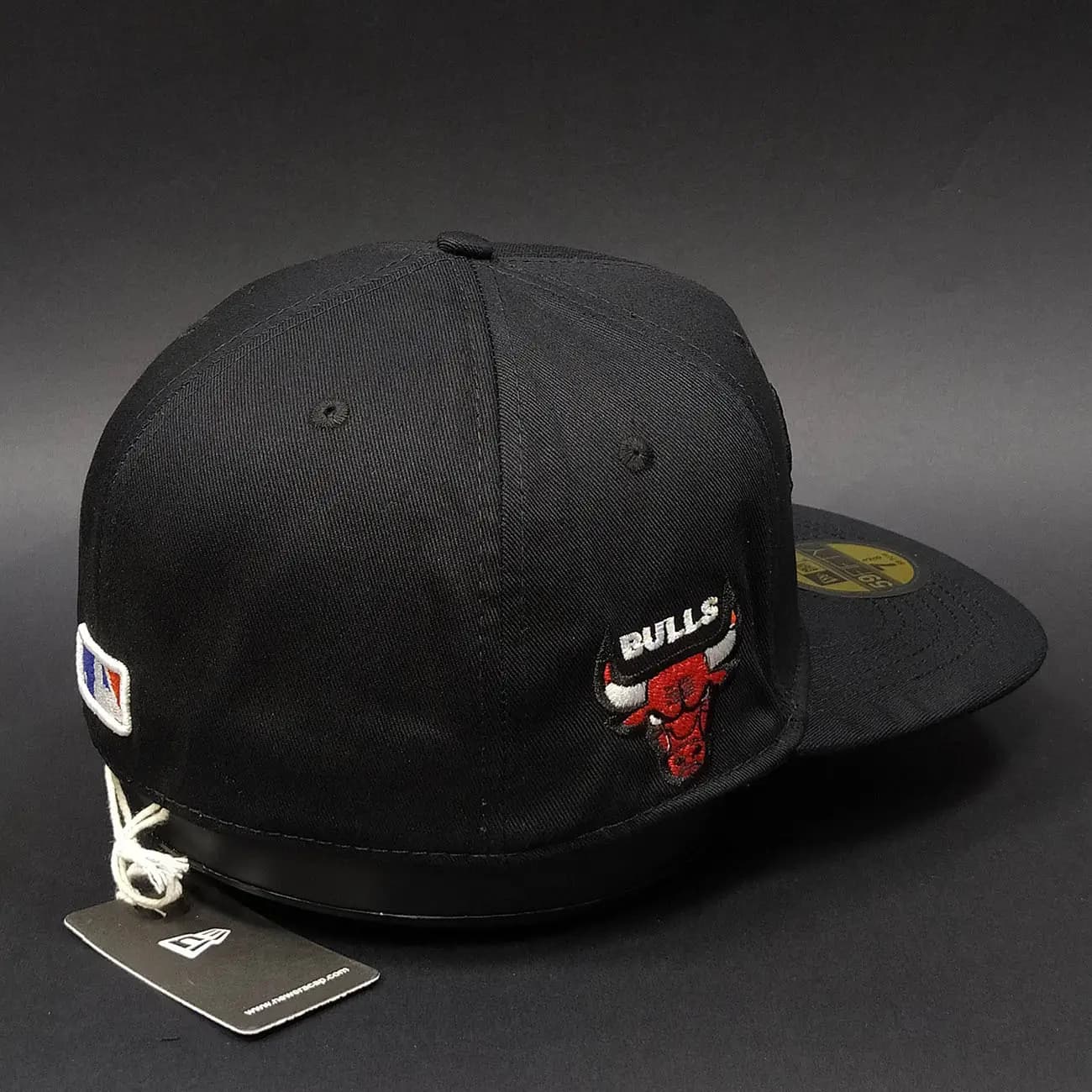 کلاه کپ فیت بک Chicago Bulls مشکی | کلاه استریت‌ویر اسپرت با لوگو قرمز کلاسیک و استایل خیابانی ترند — تصویر ۲