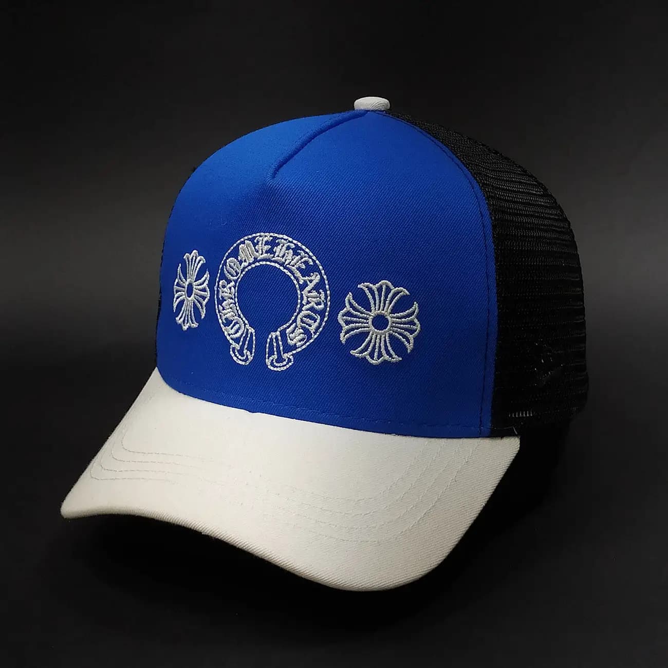 کلاه بیسبالی تاج‌دار پشت توری Chrome Hearts | کلاه تراکر استریت‌لوکس با استایل گوتیک و طراحی خاص کروم هارتز