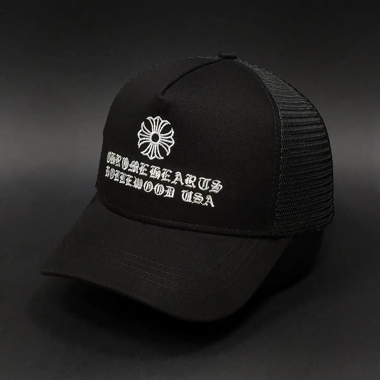 کلاه بیسبالی تاج‌دار پشت توری Chrome Hearts اِلمان لوگو و تکست | کلاه تراکر استریت‌لوکس با طراحی خاص و هویت گرافیکی برند