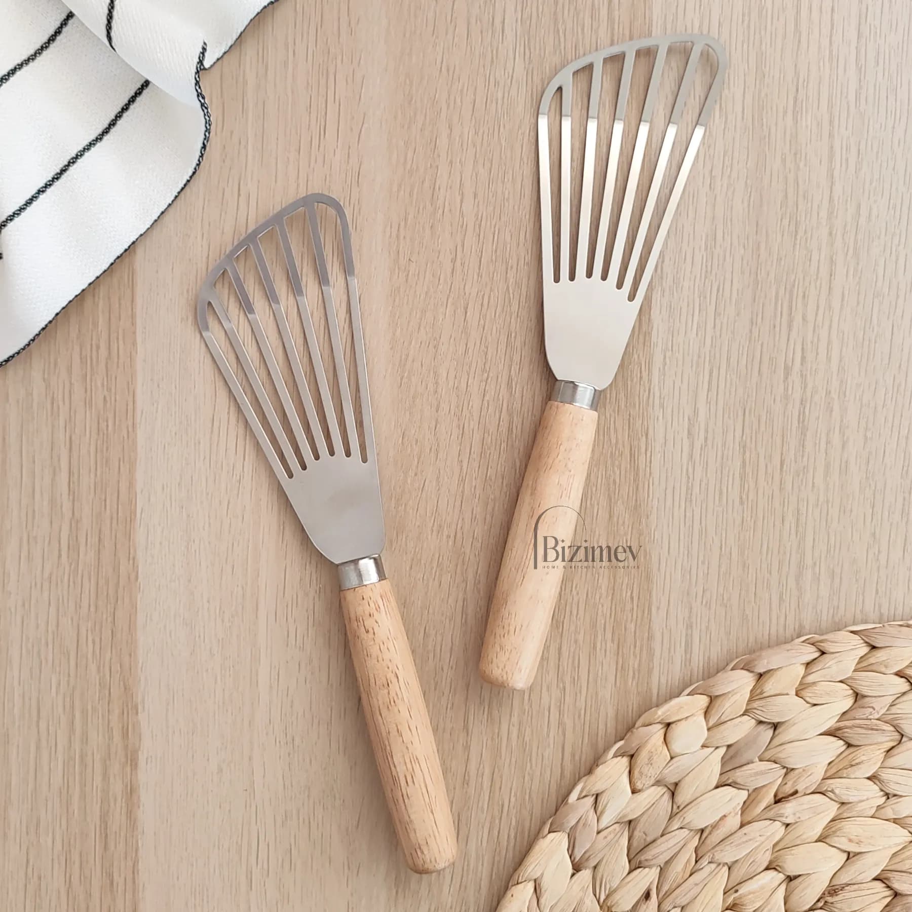 ابزار کفگیر شیاردار دسته چوبی