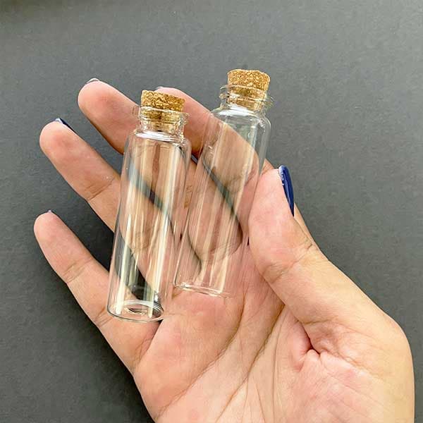 بطری شیشه ای مدل استوانه (بهمراه درب چوب پنبه) 6.5 سانتی متر بسته 12 عددی — تصویر ۴