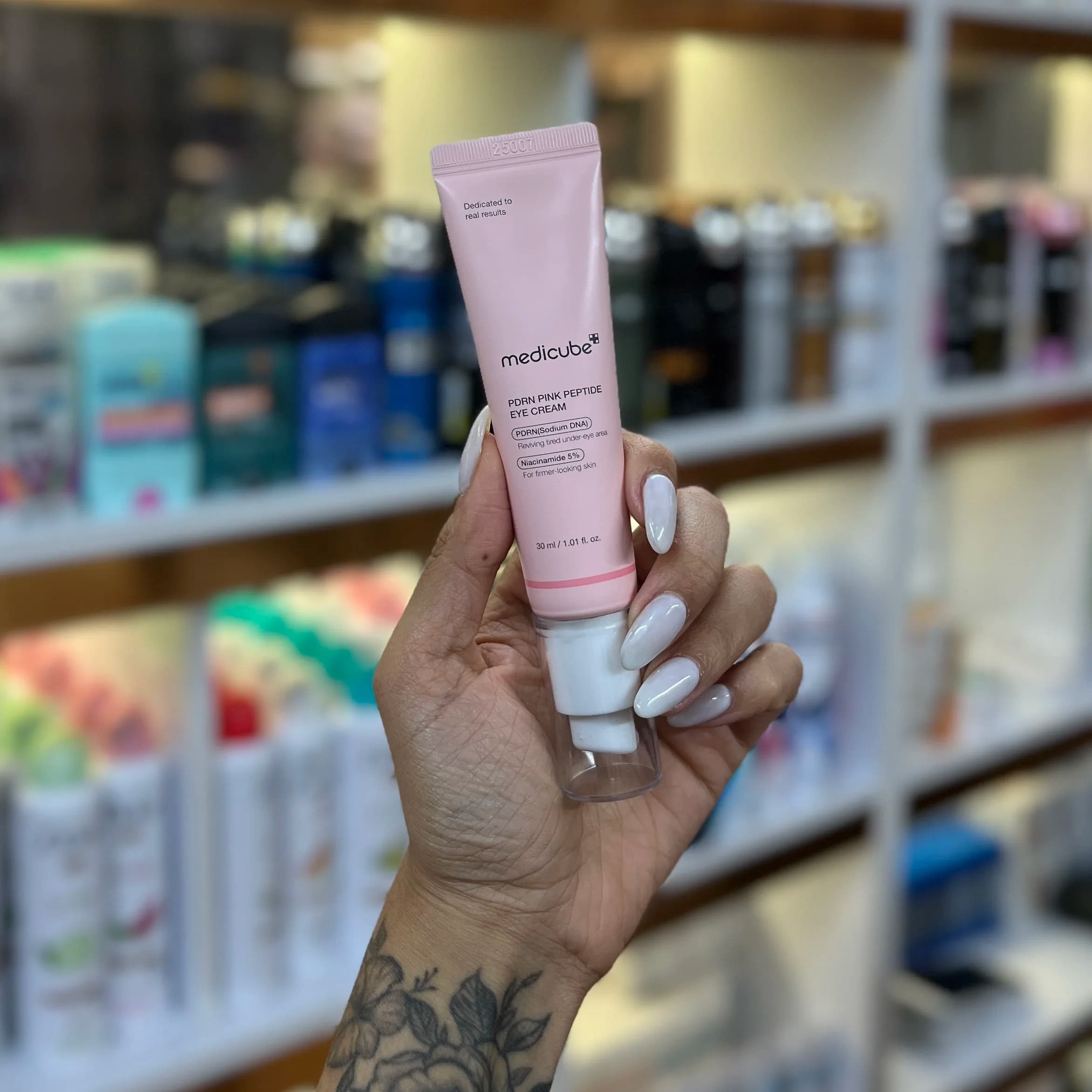 دور چشم مدی کیوب اورجینال Medicube PDRN Pink Peptide Eye Cream — تصویر ۴