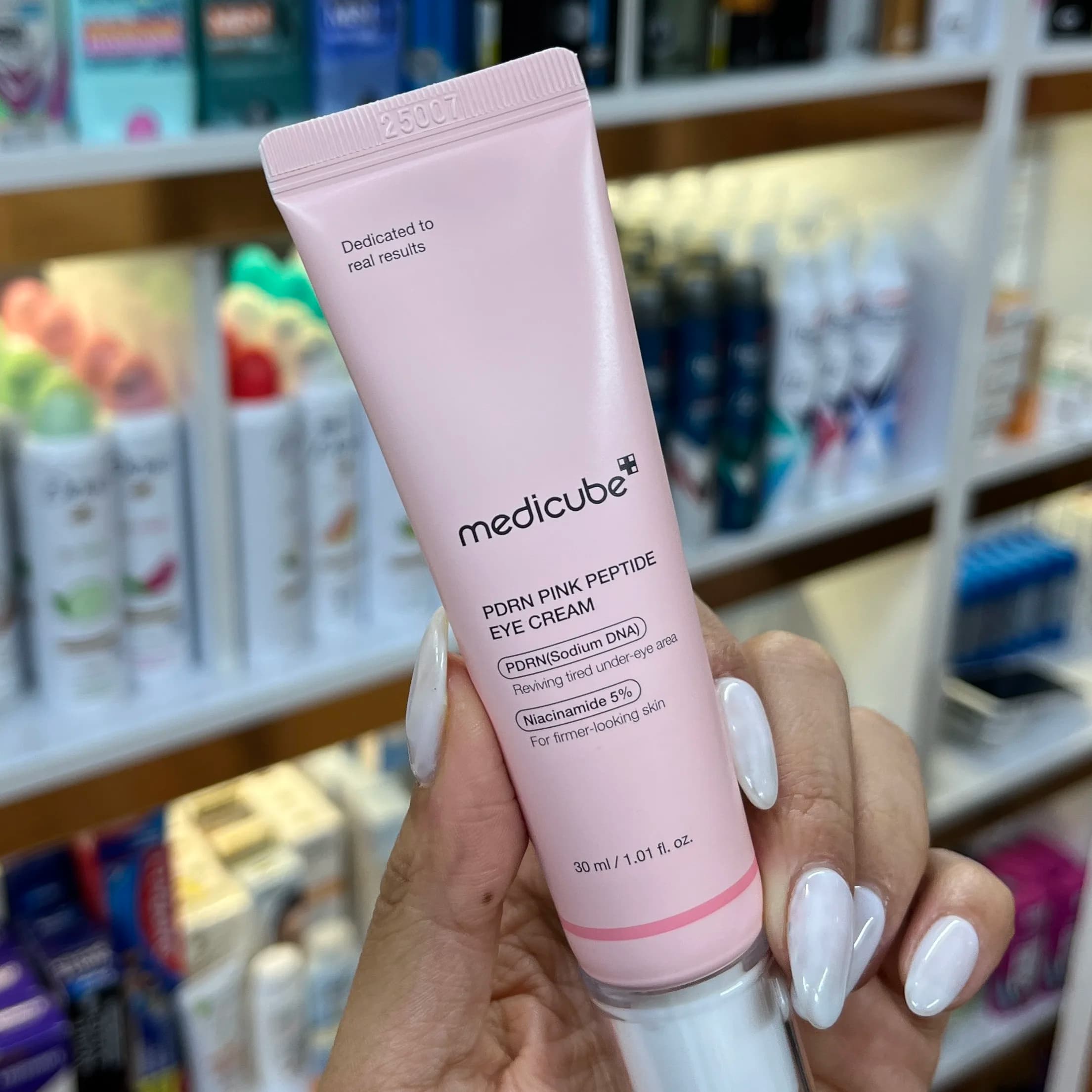 دور چشم مدی کیوب اورجینال Medicube PDRN Pink Peptide Eye Cream — تصویر ۵