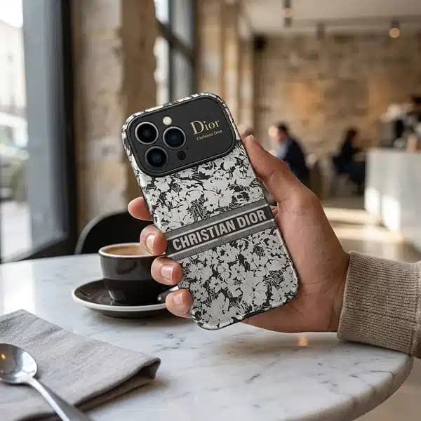 قاب موبایل اپل مدل iPhone 16 Pro Max طرح دیور گلدار نقره ای دارای محافظ لنزدار — تصویر ۴