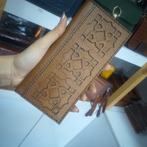 کیف پول زنانه چرم طبیعی دستدوز طرح اسلیمی،کیف زنانه با طرح زیبای نقوش اسلیمی — تصویر ۲