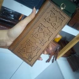 کیف پول زنانه چرم طبیعی دستدوز طرح اسلیمی،کیف زنانه با طرح زیبای نقوش اسلیمی — تصویر ۳