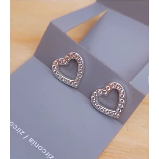 گوشواره نقره قلبی با نگین زیرکنیا باحک عیار 925 از برند اکسسوری