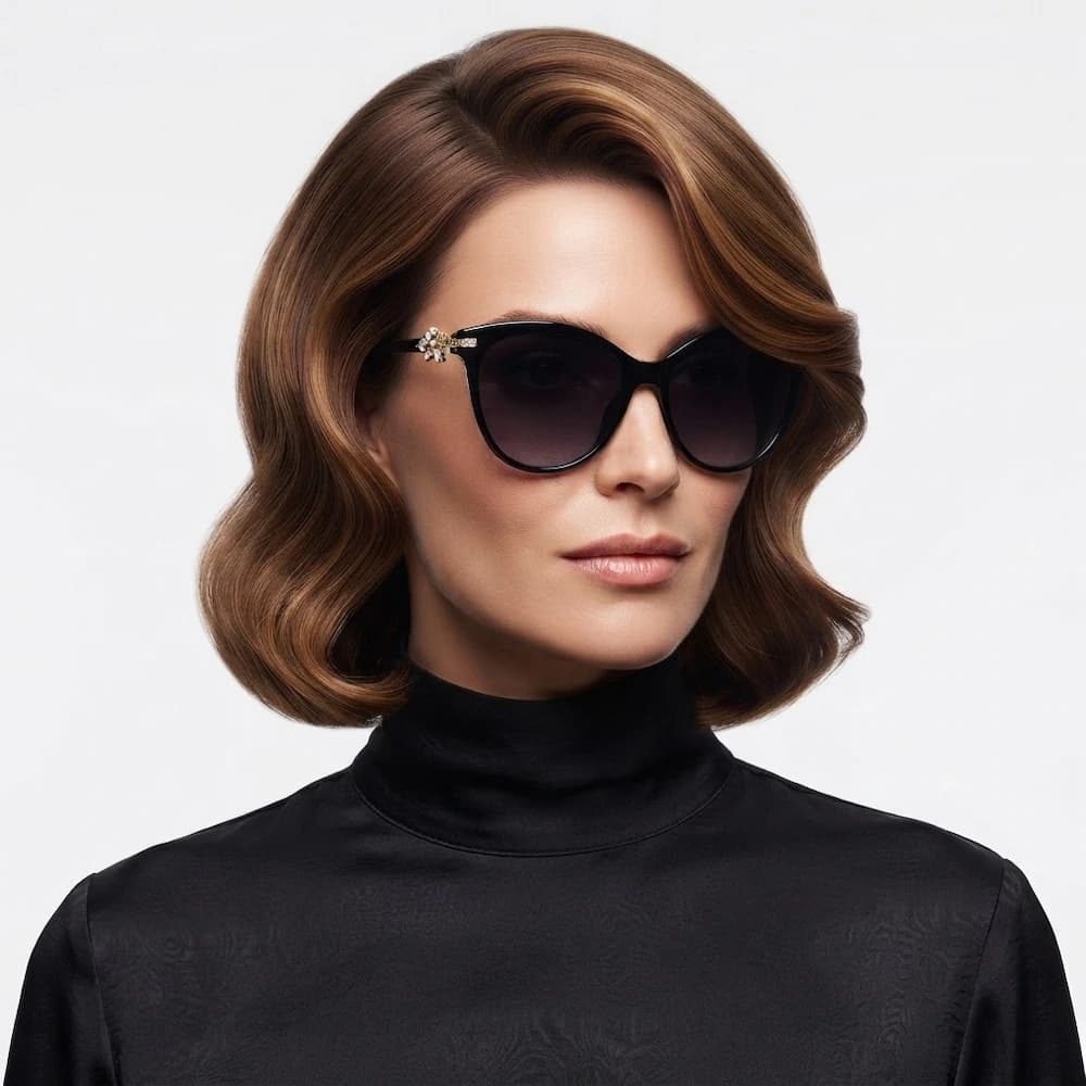عینک آفتابی زنانه با جزئیات نگیندار مشکی و محافظت UV400 — تصویر ۲