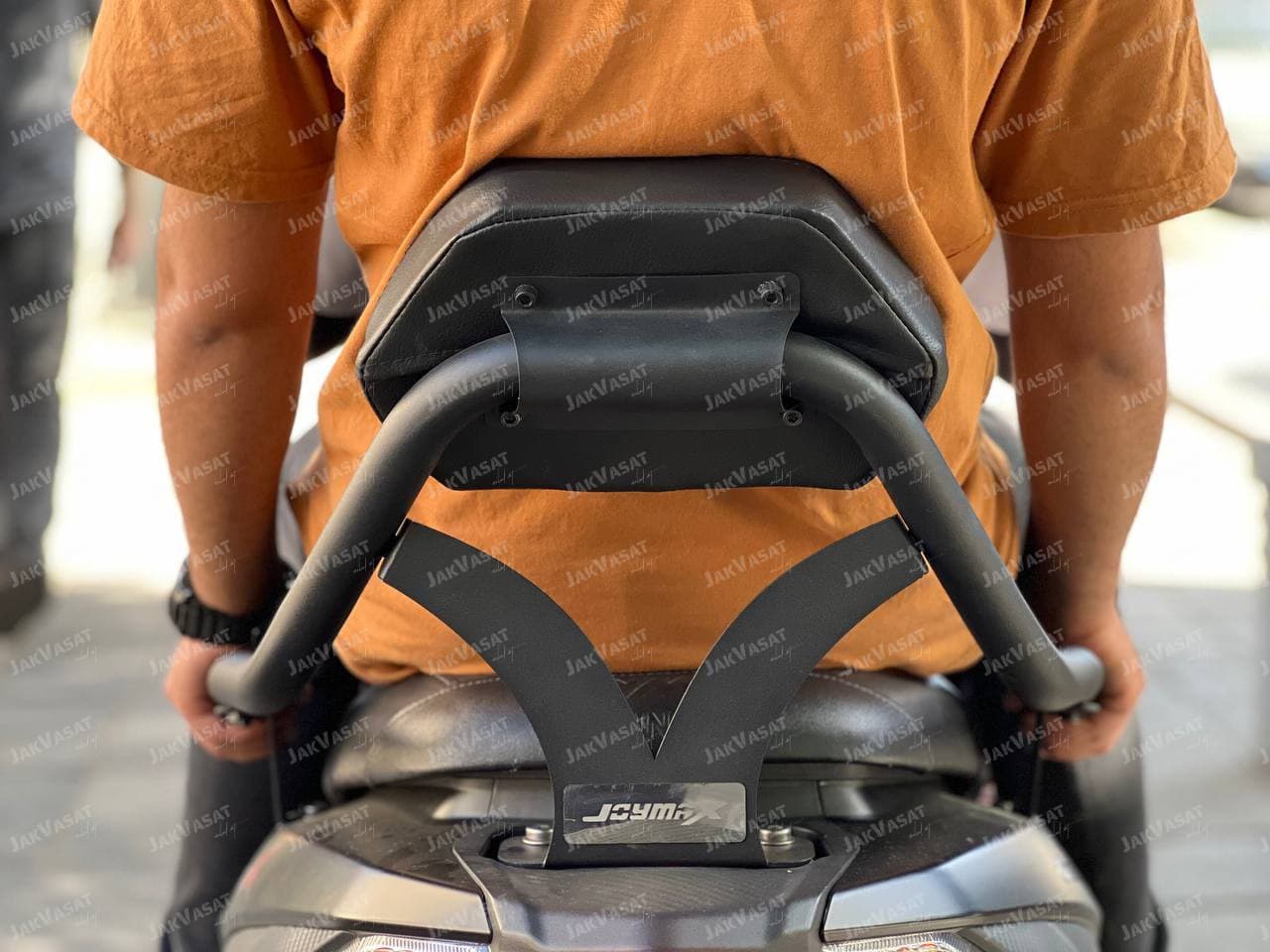 پشت زین / تکیه گاه ترکنشین / SYM JOYRIDE (JR300) / مدل دستگیره دار / اصل — تصویر ۴