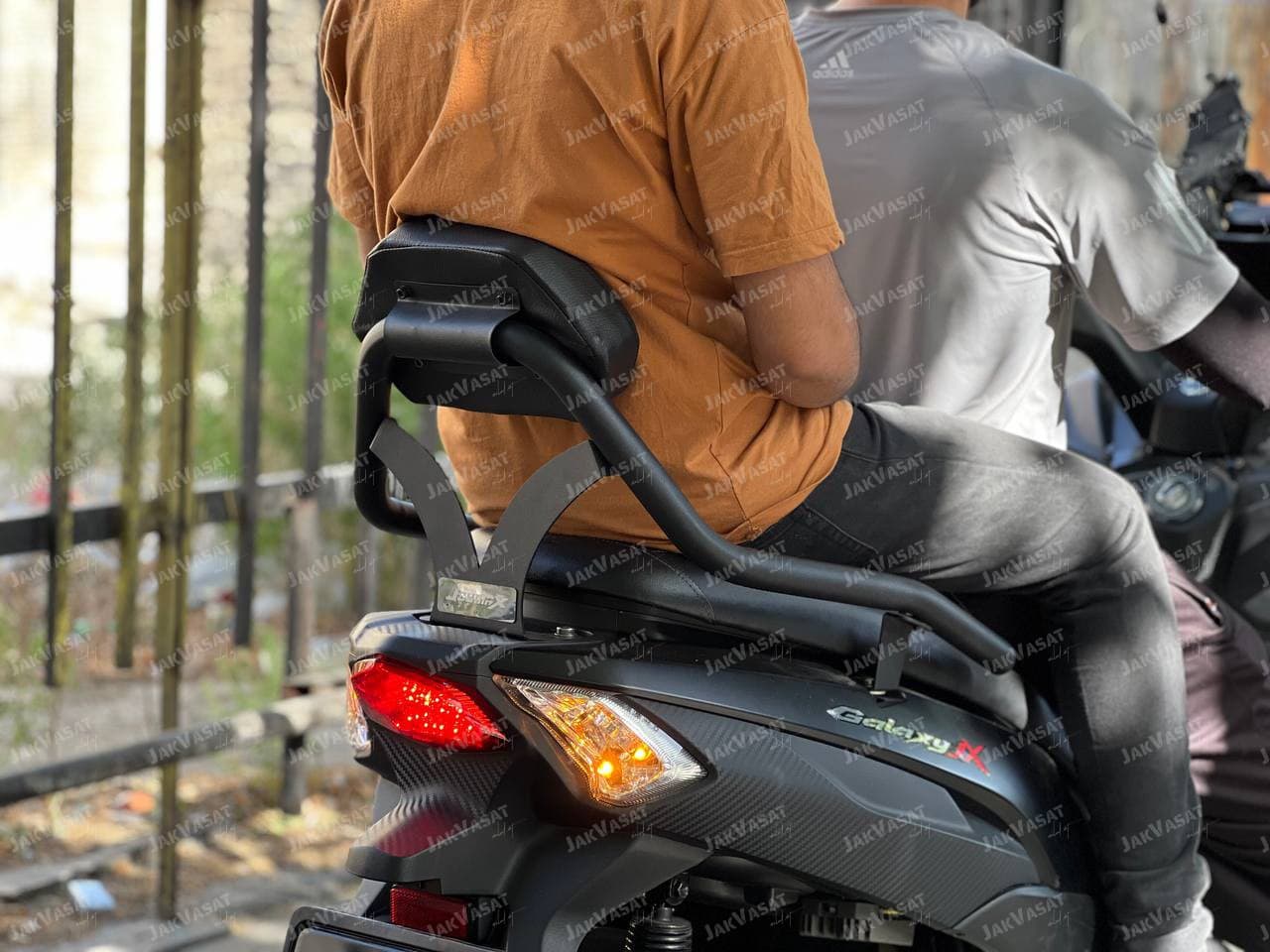 پشت زین / تکیه گاه ترکنشین / SYM JOYRIDE (JR300) / مدل دستگیره دار / اصل — تصویر ۵