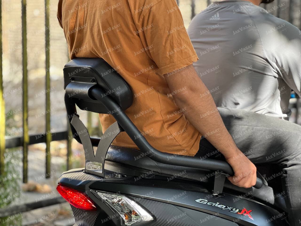 پشت زین / تکیه گاه ترکنشین / SYM JOYRIDE (JR300) / مدل دستگیره دار / اصل — تصویر ۳