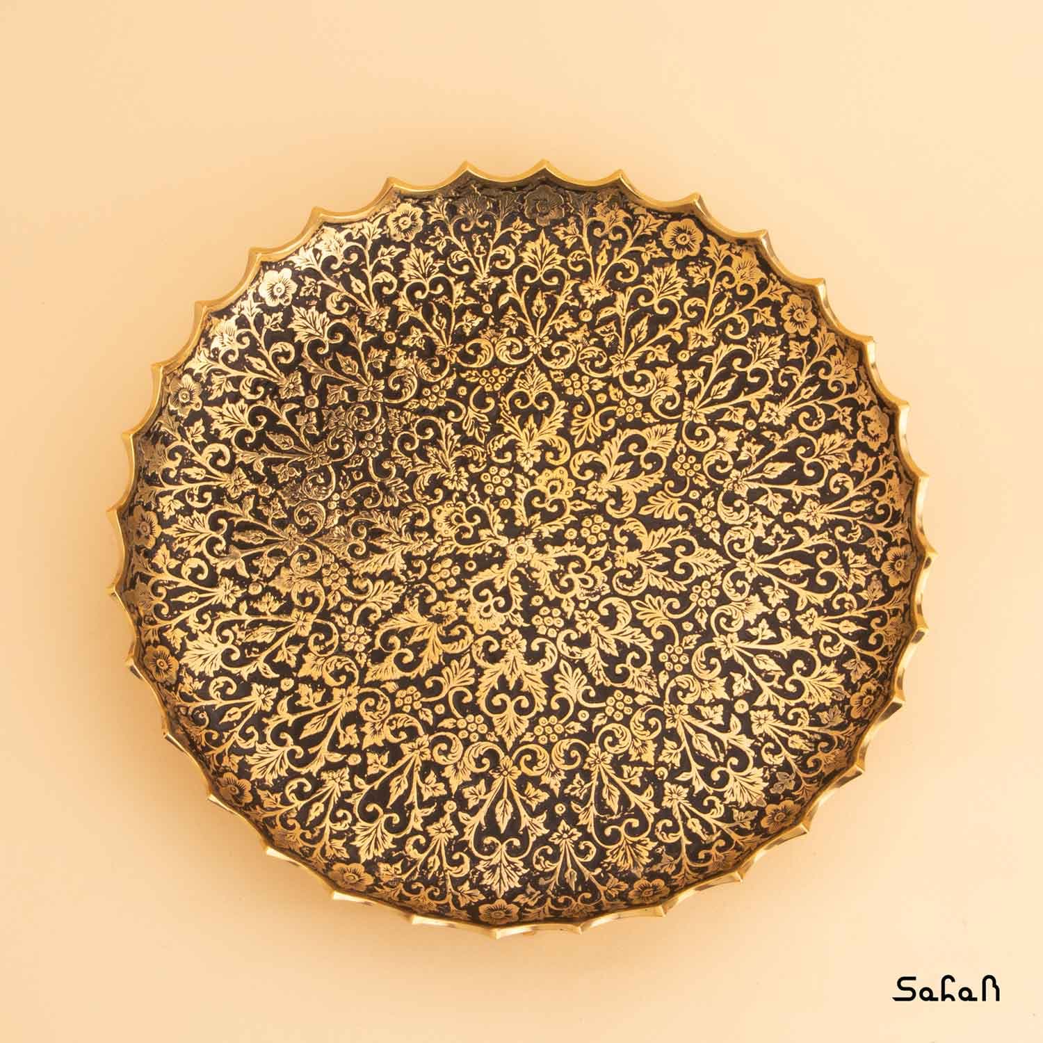شیرینی خوری برنجی میناکاری سه پایه طرح تاج — تصویر ۸