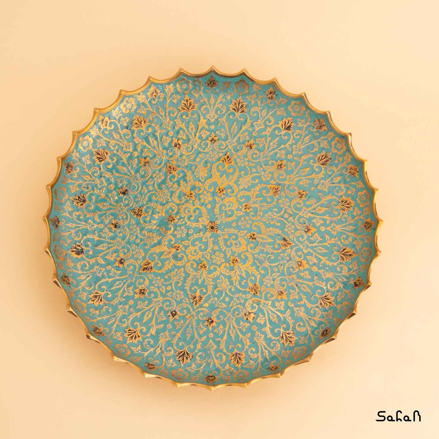 شیرینی خوری برنجی میناکاری سه پایه طرح تاج — تصویر ۹
