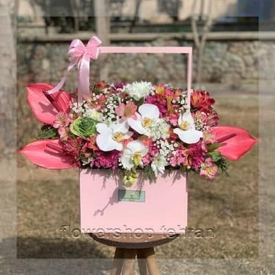 دسته گل ژیپسوفیلا کوچک با گل‌های تازه و دیزاین حرفه‌ای