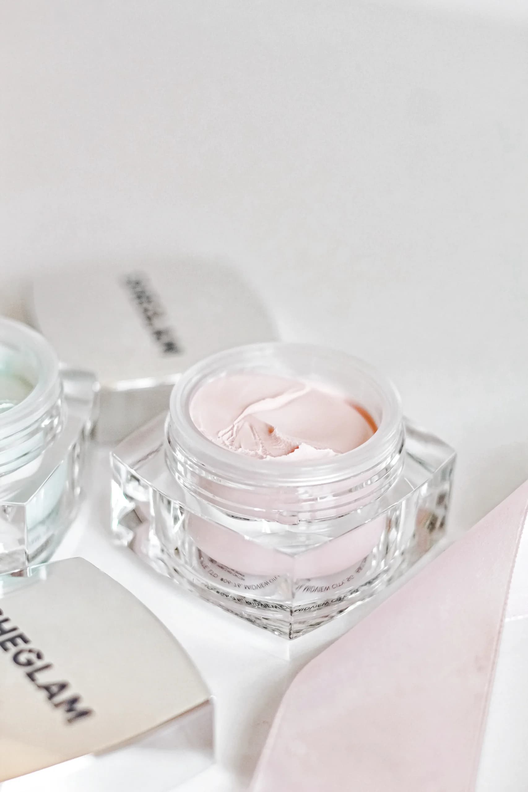 پرایمر کاسه ای شیگلم Sheglam مدل Birthday Skin حجم 30 گرم — تصویر ۳
