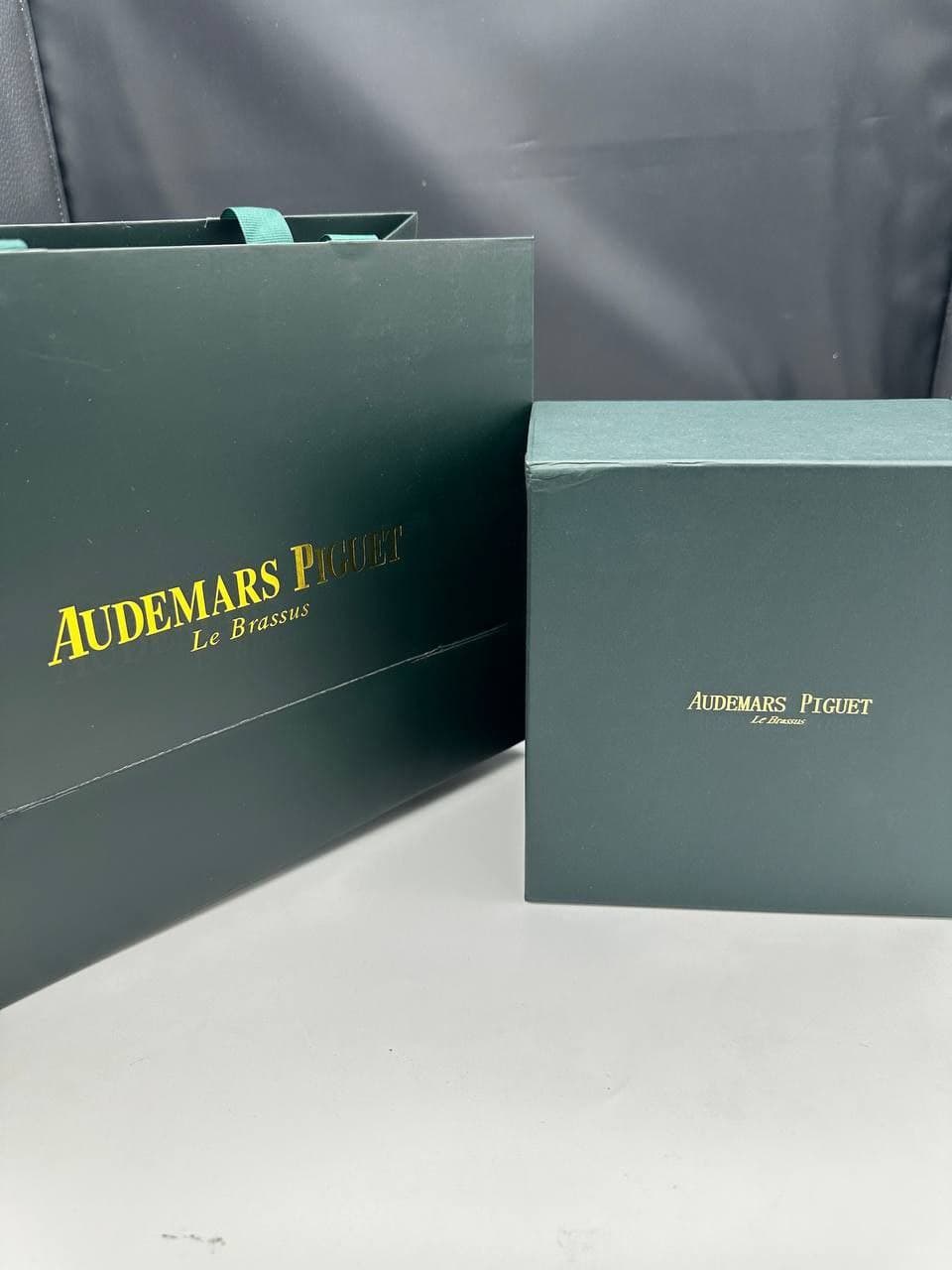 جعبه و پاکت اصلی ساعت مارک اودمار پیگه AP اورجینال کد 1923785