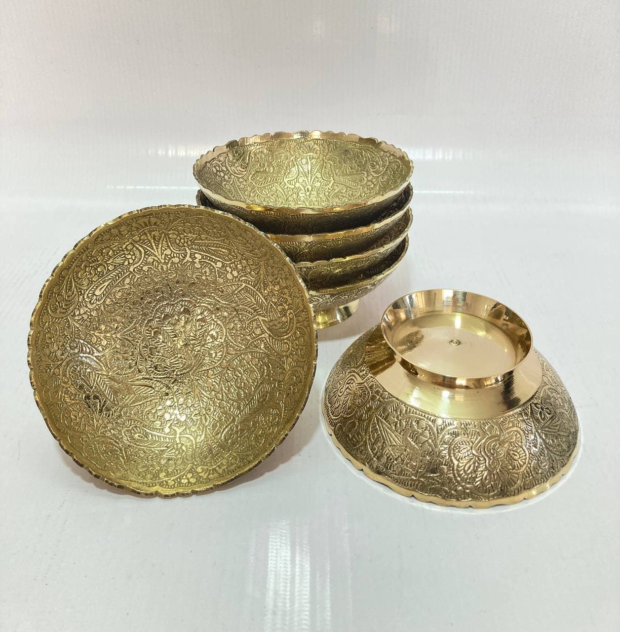 کاسه برنجی 11 سانت لبه ریز طرح طاووس شش عددی — تصویر ۲