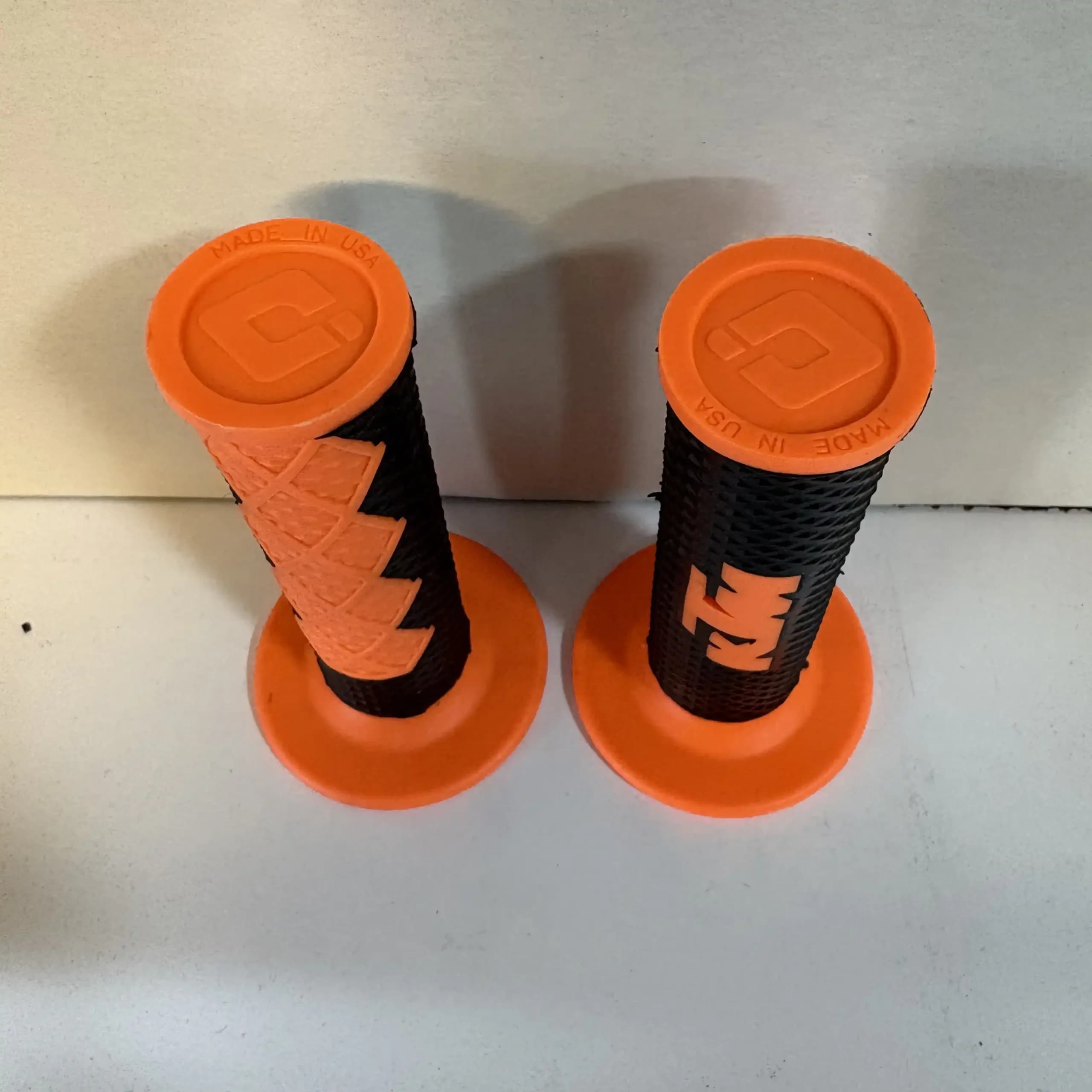 گریپ فرمان KTM مدل اسپرت – ترکیب مشکی و نارنجی — تصویر ۳