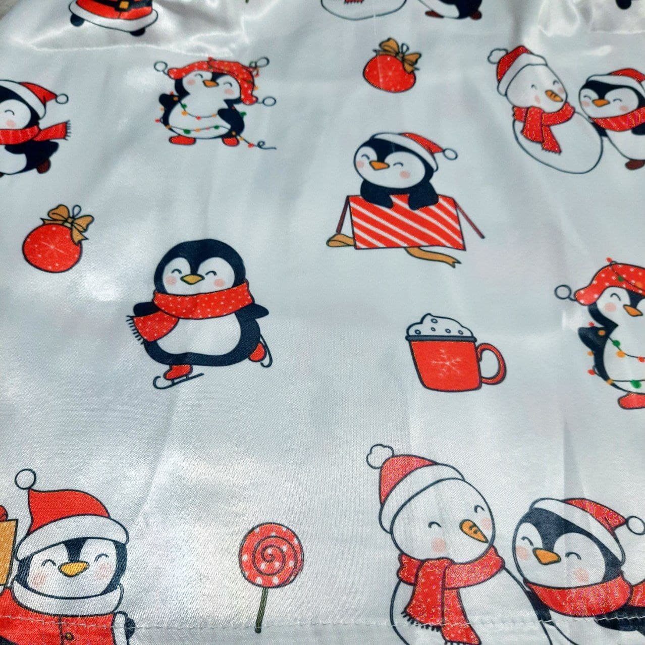 ست تاپ و شورت ساتن طرح پنگوئن و آدم برفی Ladylala کد 6035 — تصویر ۳