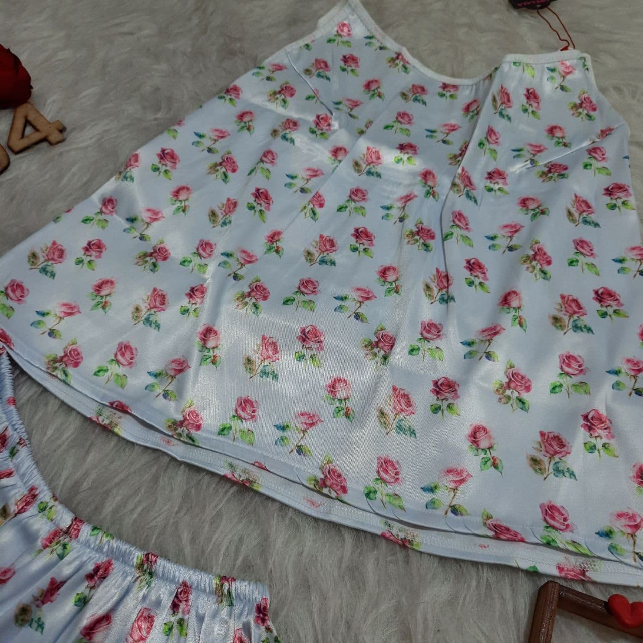 ست تاپ و شورت ساتن طرح گل رز Gap کد 6004 — تصویر ۴