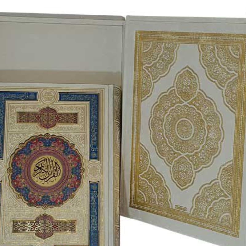قرآن وزیری گالینگور سفید جعبه دار 4قل پلاک طلایی نفیس — تصویر ۳