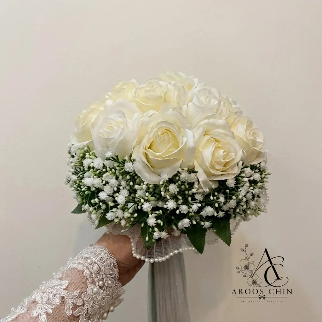 دسته گل رز عروس با ژیپسوفیلا و تور لبه مرواریدی