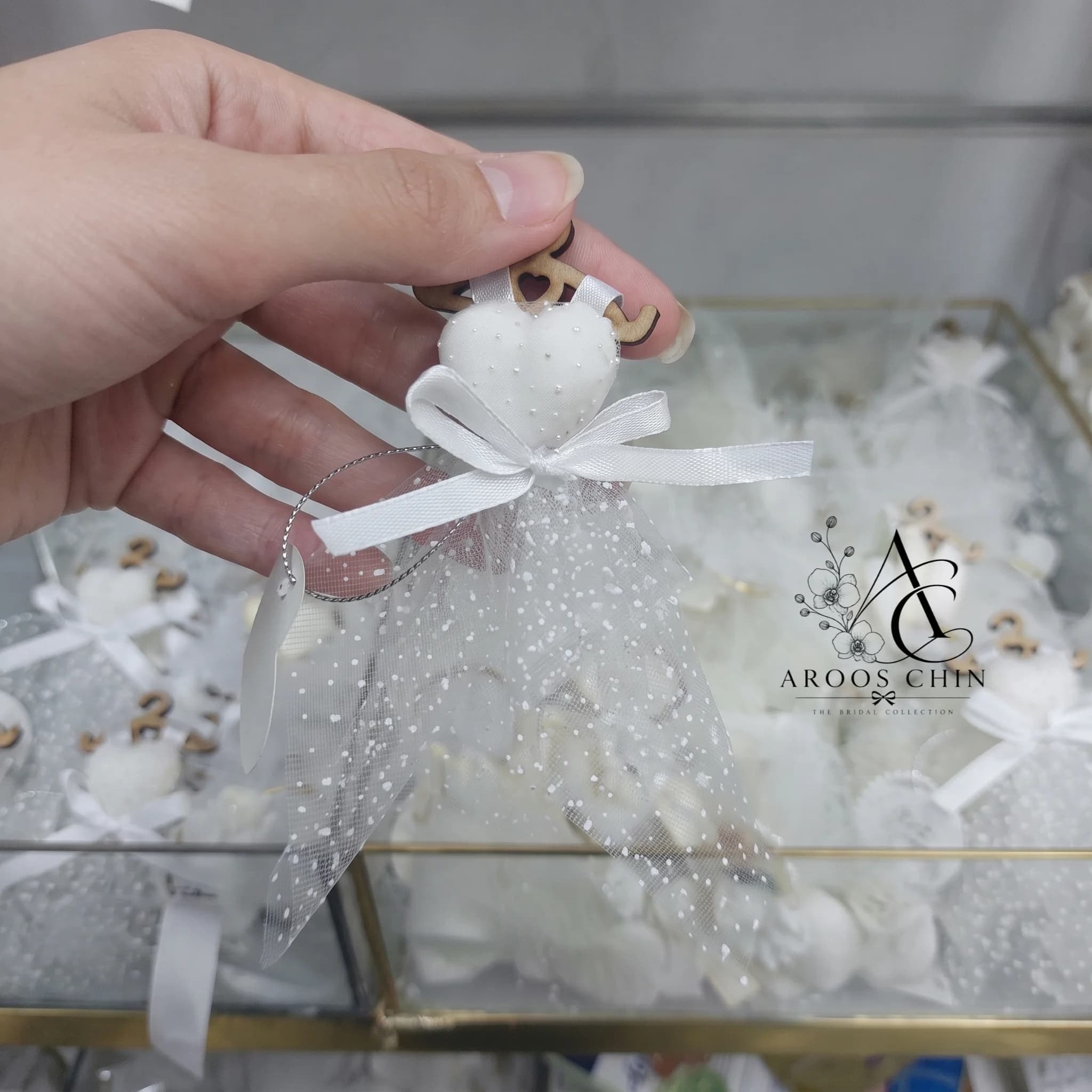گیفت لباس عروس با چوب لباسی