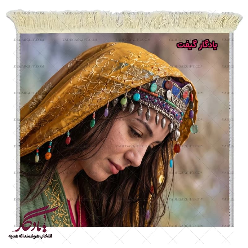 تابلو فرش ماشینی طرح ایرانی دختر آذری کد i100 — تصویر ۳