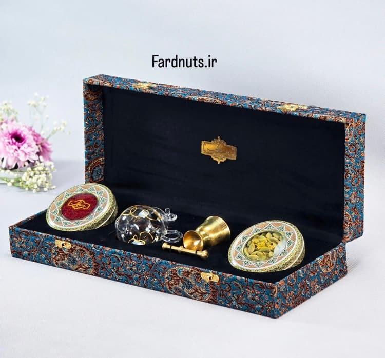 زعفران سوپر نگین 2 گرمی و 10 گرم هل با جعبه کادویی ترمه و قوری و هاون