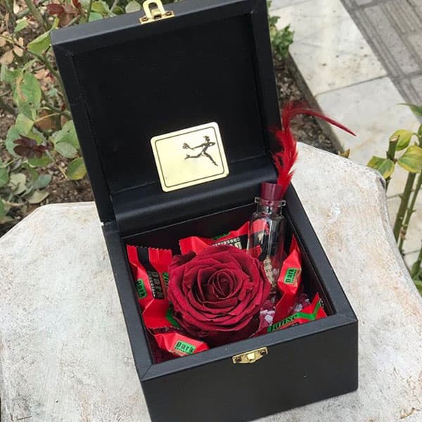 باکس هدیه چرمی ولنتاینی همراه رز جاودان