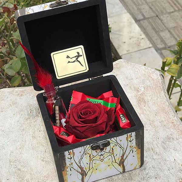 باکس هدیه ولنتاینی طرح خزان همراه رز جاودان