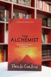 The Alchemist اثر Paulo Coelho — تصویر ۲