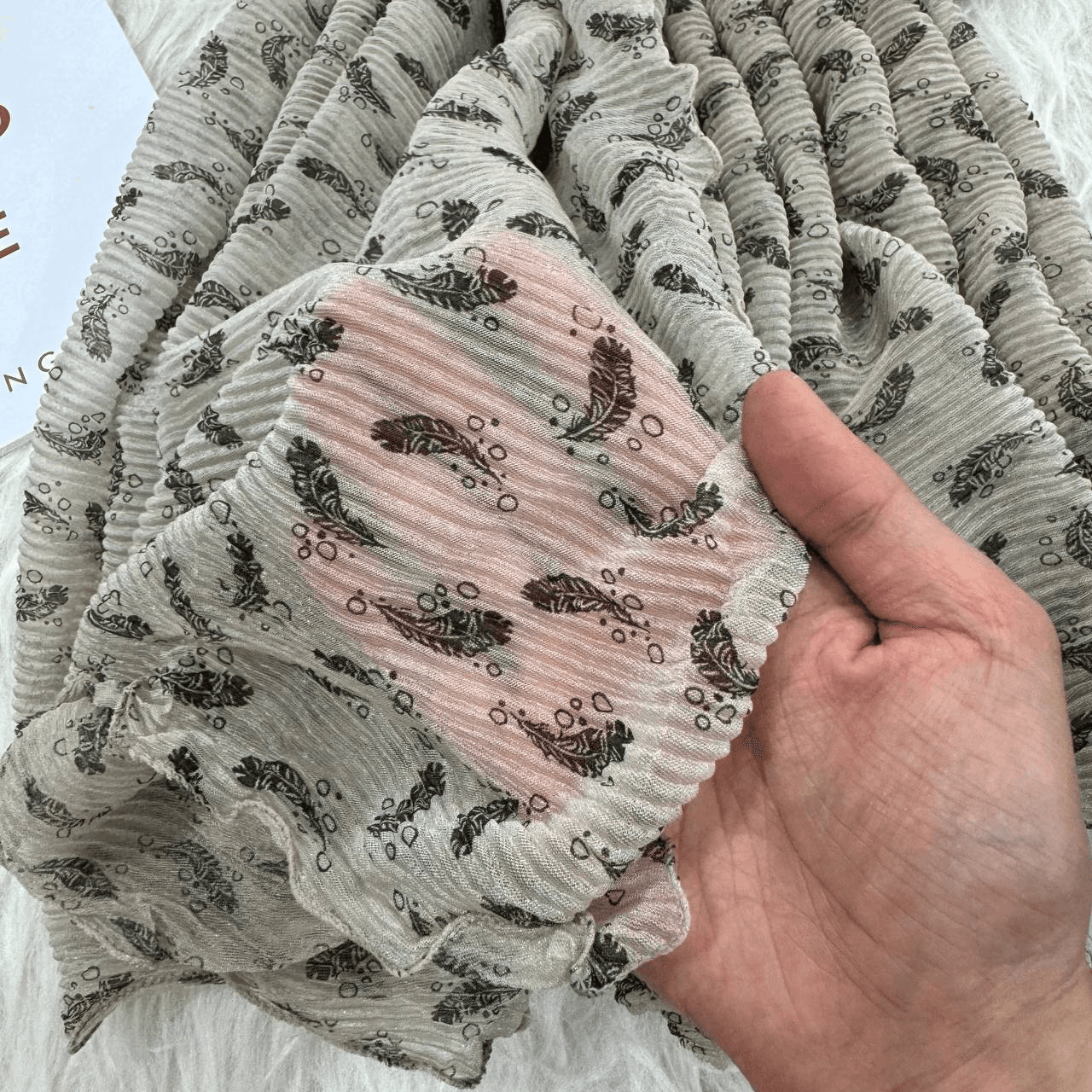 شال وارداتی کریشه شنی مدل پرواز کد 1245 — تصویر ۷
