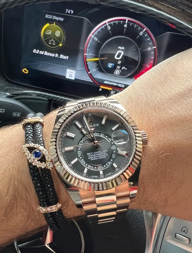 ساعت مچی رولکس اسکایدویلر | Rolex Sky-Dweller | نقرهای-رزگلد صفحه مشکی رپلیکا ایتالیا — تصویر ۲