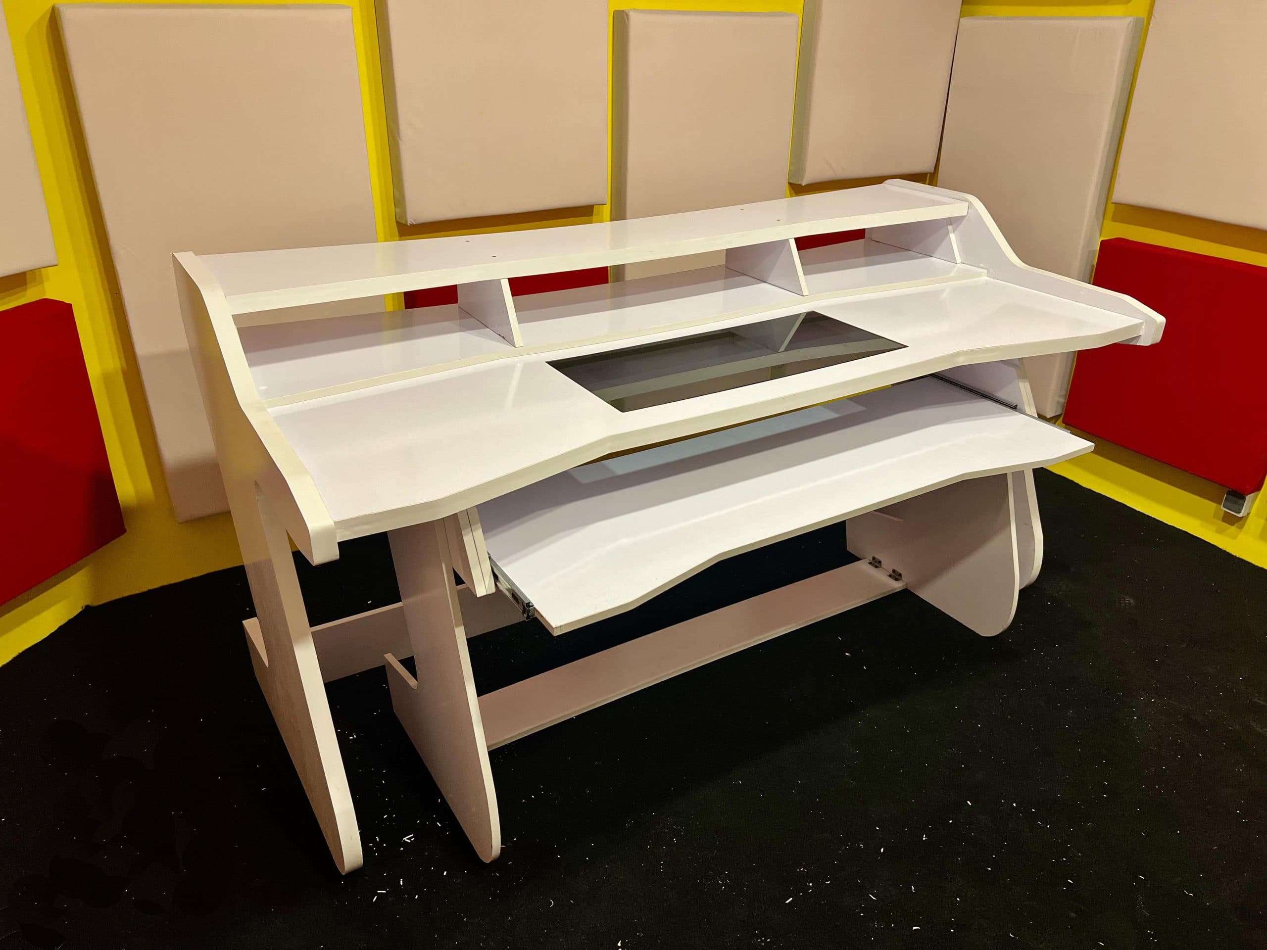 میز استودیویی رهام — تصویر ۳