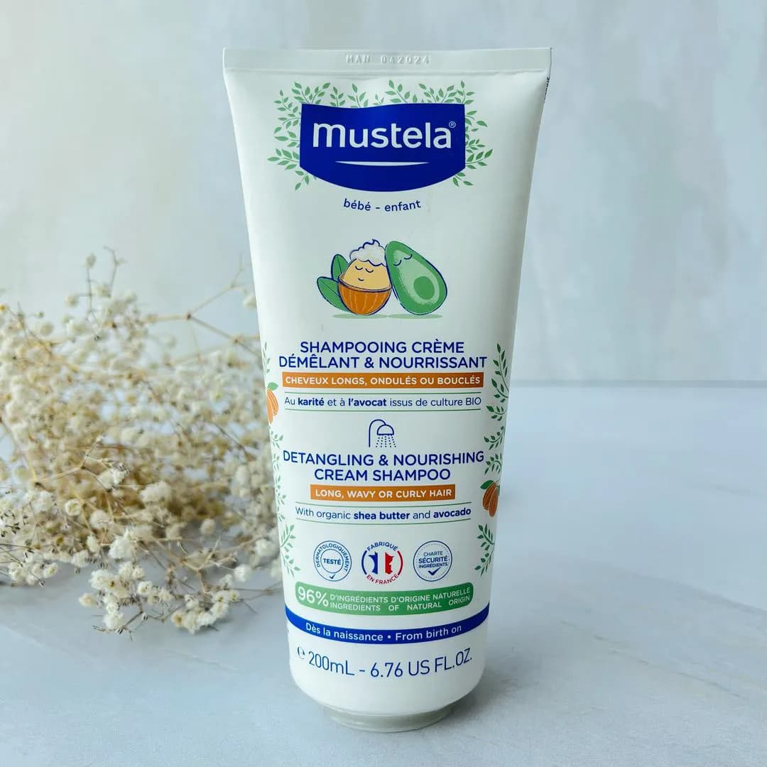 شامپو کرمی گره باز کن موستلا مخصوص موی فر و حالت دار Mustela — تصویر ۳
