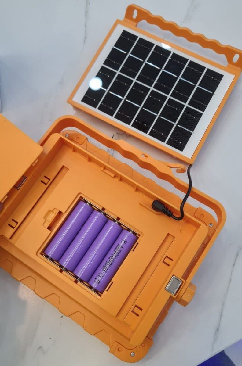 پروژکتور شارژی خورشیدی HG-68 ا SOLAR LED LIGHT HG DUE HG-68 — تصویر ۴